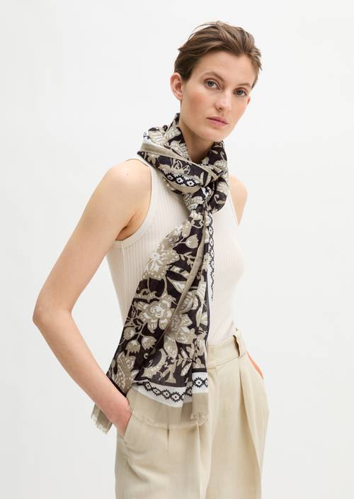 Foulard à l'imprimé allover Light Beige porté sur le mannequin