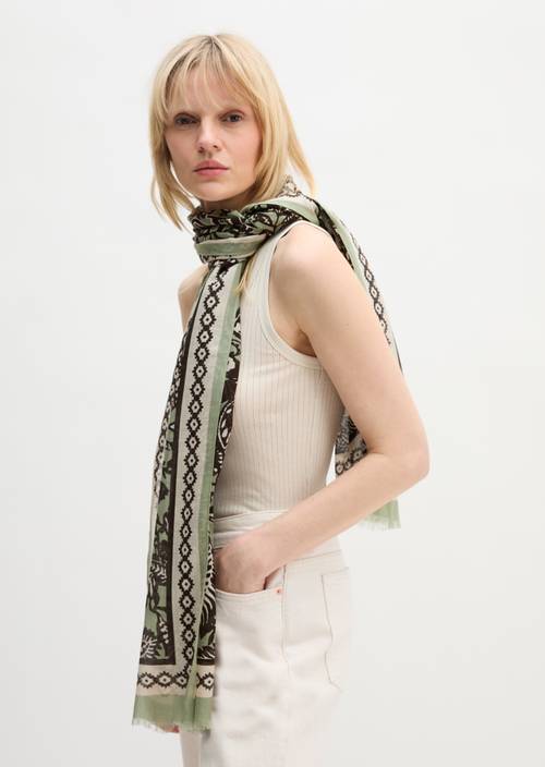 Foulard à l'imprimé allover Medium Green porté sur le mannequin