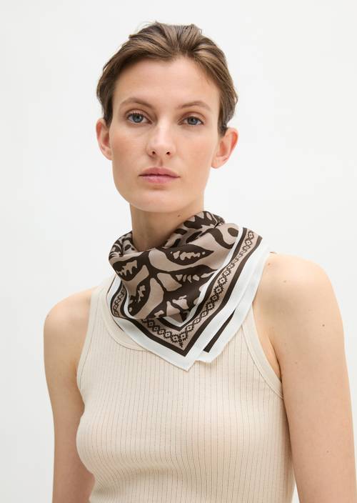 Chal Medium Brown llevado por el modelo