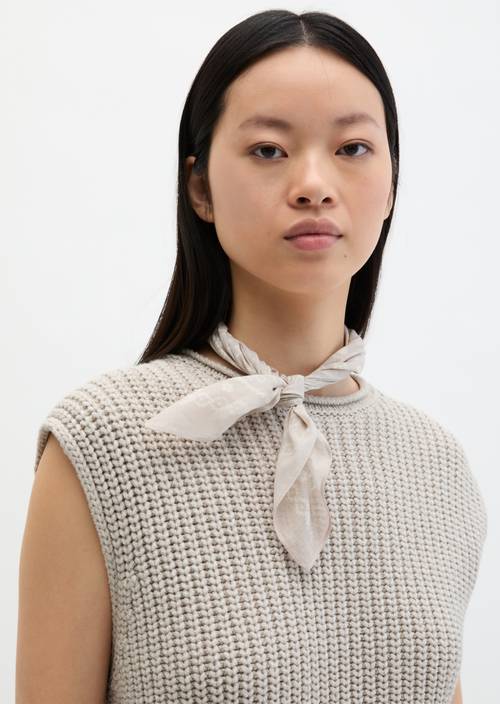 Bedrucktes Tuch Light Beige getragen am Model