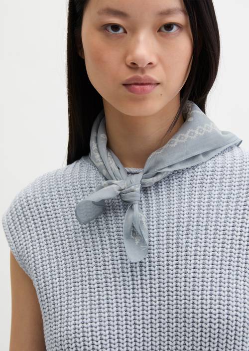 Bedrucktes Tuch Medium Blue getragen am Model