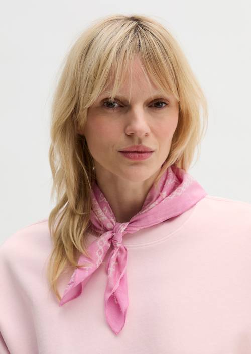 Bedrucktes Tuch Medium Pink getragen am Model