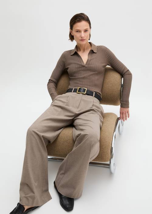 Polo a coste slim Chalky Brown in vista frontale