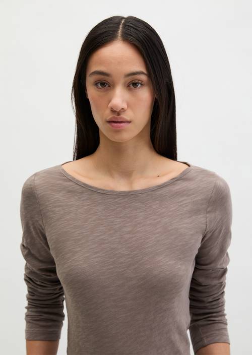 DfC U-Boot manica lunga regular Chalky Brown in vista frontale