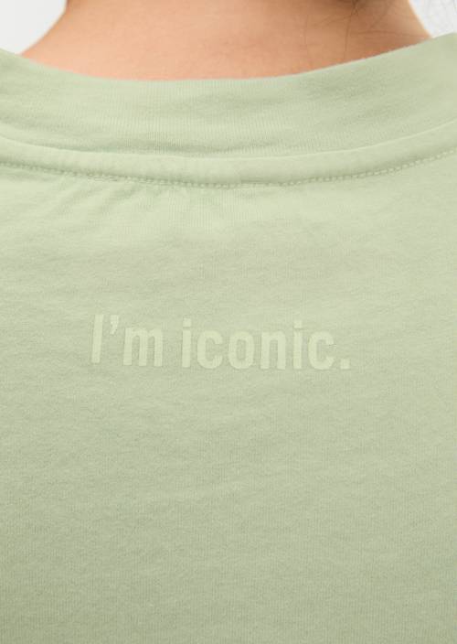 Logo-T-Shirt regular Calm Sage in Detailansicht