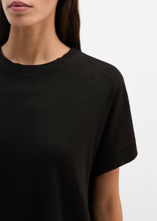 Volné tričko Black v detailním pohledu