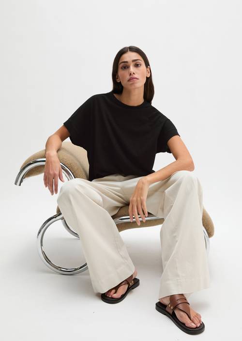 Volné tričko Black v předním pohledu