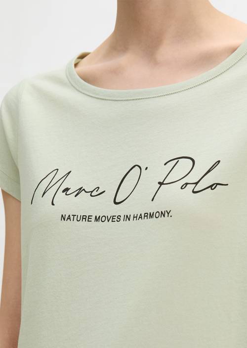 Tričko s potiskem regular Calm Sage v detailním pohledu