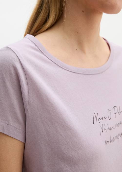 Tričko s potiskem regular Dusty Lavender v detailním pohledu