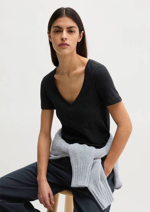 Camiseta DfC cuello pico regular Deep Night Blue en vista frontal