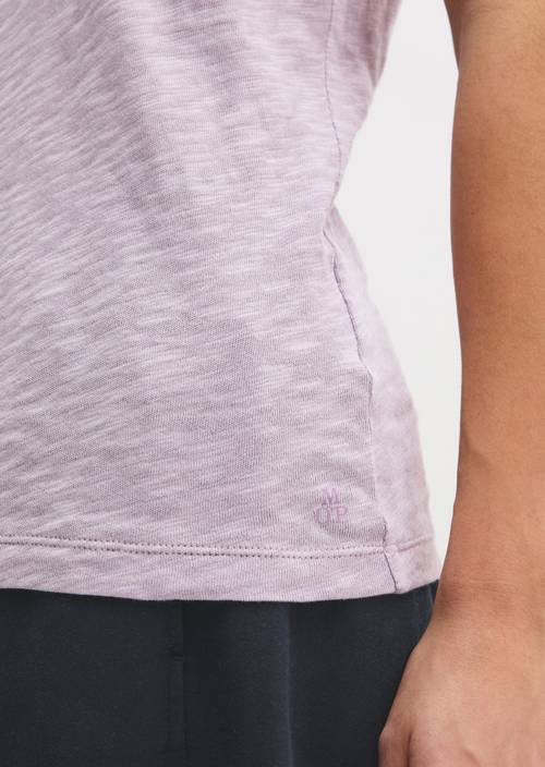 DfC Maglietta con scollo a V regular Dusty Lavender in vista dettagliata