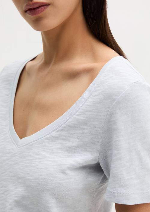 DfC Maglietta con scollo a V regular Airy Blue in vista dettagliata