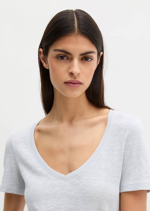 DfC Maglietta con scollo a V regular Airy Blue in vista frontale