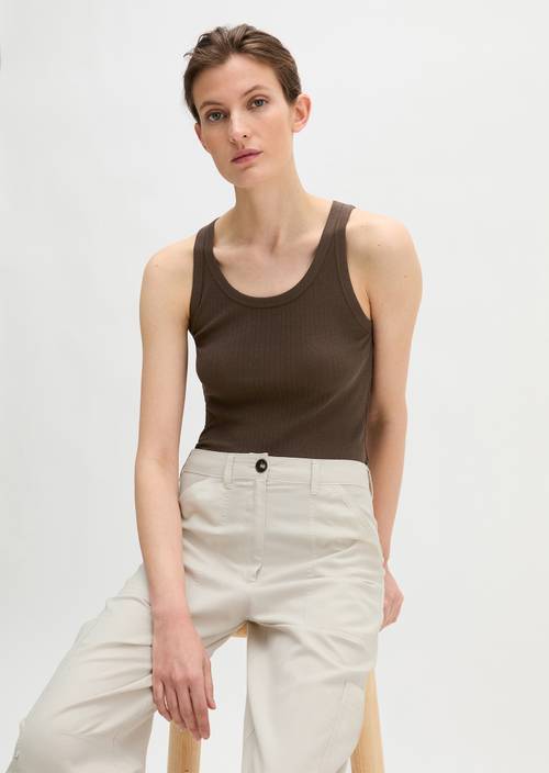 Ripp-Tanktop slim Burnt Coffee in Frontalansicht