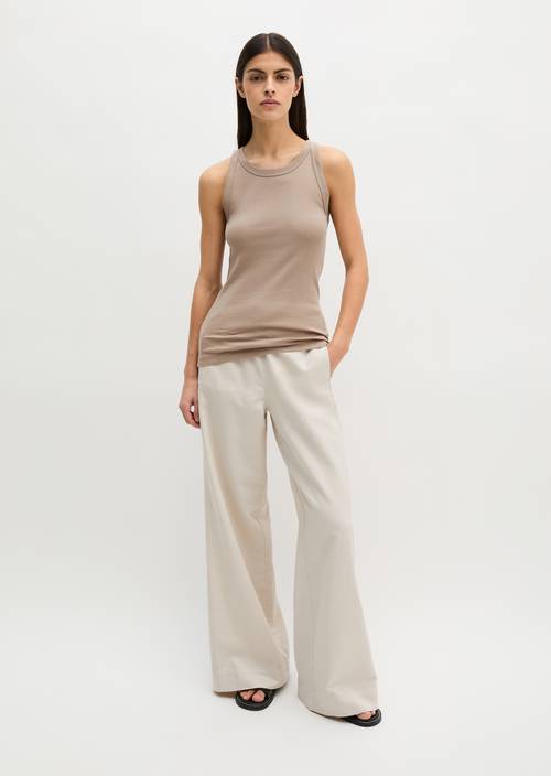 Camiseta de tirantes normal Earthy Taupe en vista frontal