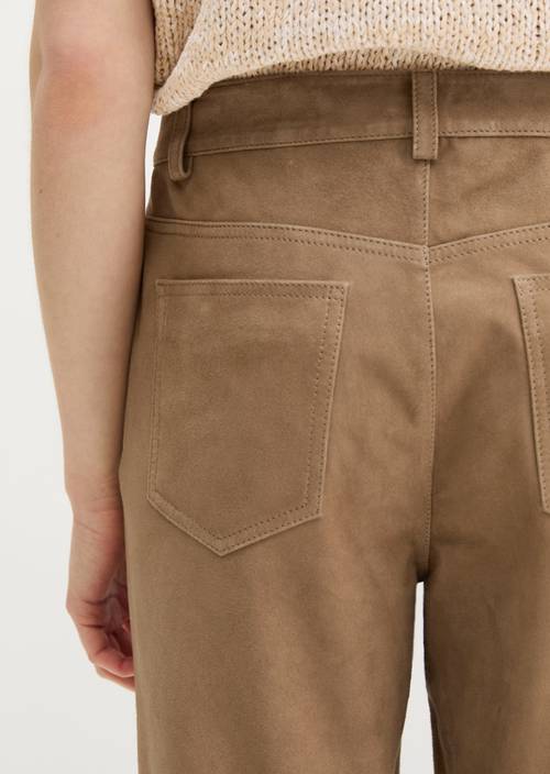 Lederhose wide Earthy Taupe in Detailansicht