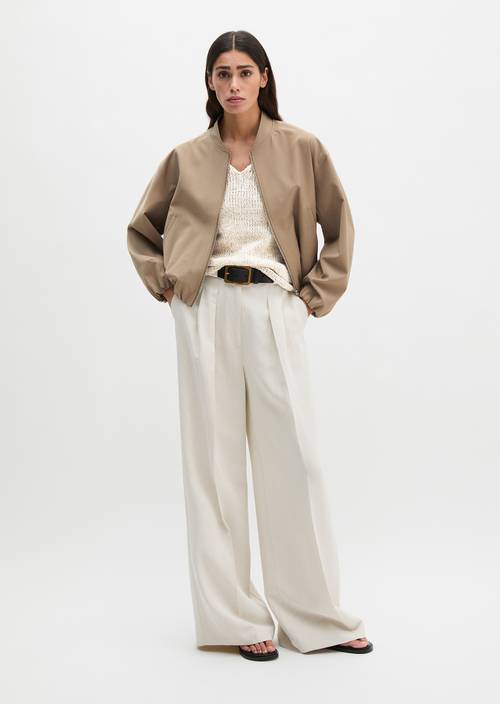 Blusón recortado Soft Mocca en vista frontal