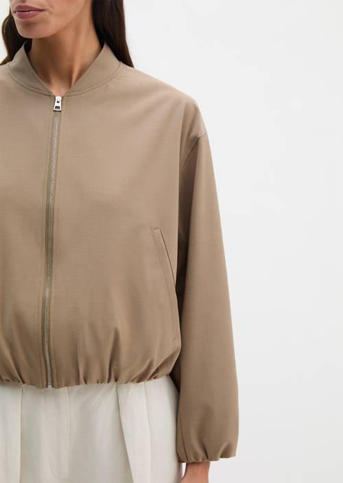 Blusón recortado Soft Mocca en vista detallada