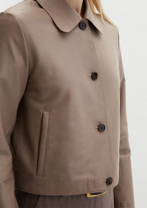 Kožená bunda na míru Chalky Brown v detailním pohledu