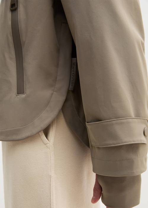 Veste de pluie 3 couches MOP x Function Chalky Brown en vue détaillée