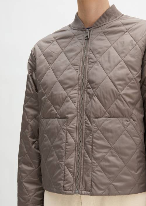 Verstaubare Steppjacke MOP x Function Chalky Brown in Detailansicht