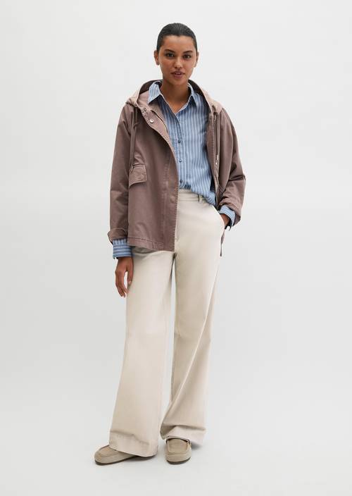 Cape-Jacke mit Kapuze relaxed garment-dyed Chalky Brown in Frontalansicht