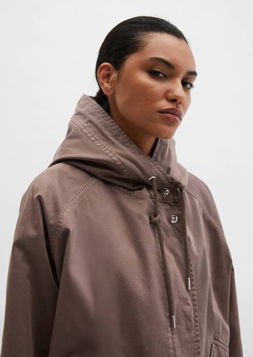 Cape-Jacke mit Kapuze relaxed garment-dyed Chalky Brown in Detailansicht
