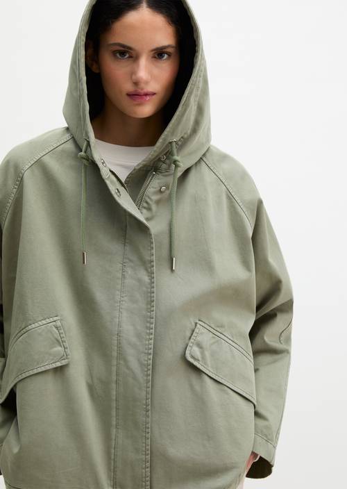 Cape-Jacke mit Kapuze relaxed garment-dyed Fresh Sage in Detailansicht