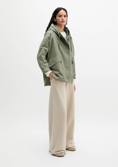 Cape-Jacke mit Kapuze relaxed garment-dyed Fresh Sage in Frontalansicht