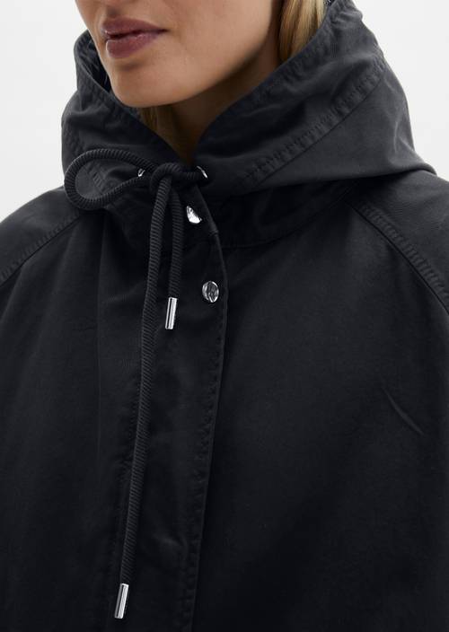 Cape-Jacke mit Kapuze relaxed garment-dyed Deep Night Blue in Detailansicht