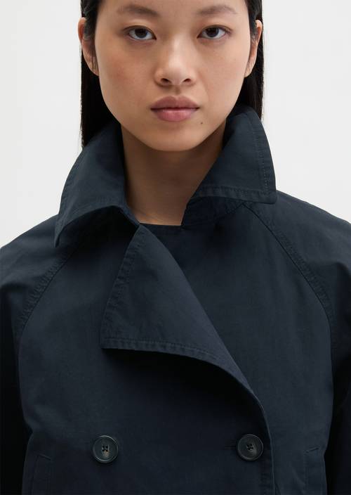 Relaxte trenchcoat Deep Night Blue in detailaanzicht