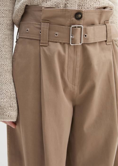 Paperbag broek recht Earthy Taupe in detailaanzicht