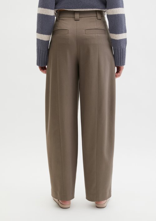 Barrel-style tapered suit trousers — Chalky Brown