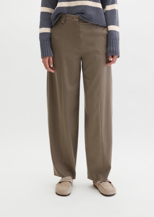 Barrel-style tapered suit trousers — Chalky Brown
