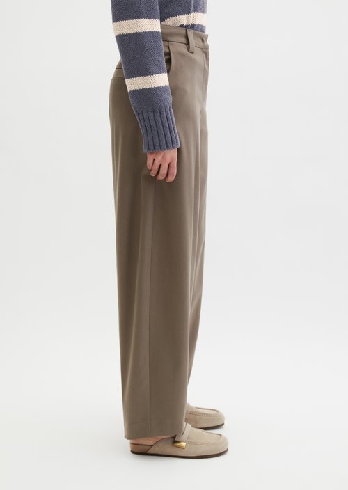 Barrel-style tapered suit trousers — Chalky Brown