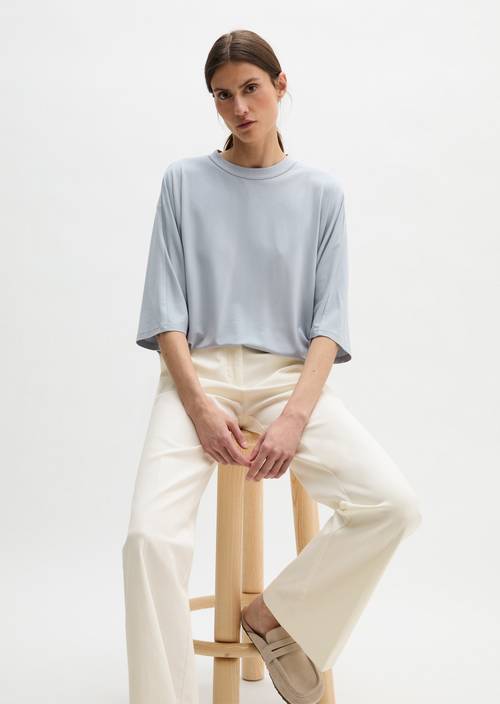 Luźna bluzka koszulowa Grey Horizon w widoku z przodu