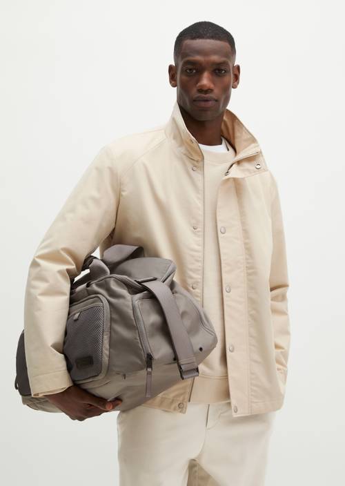 Sac de week-end 2-en-1, modèle Per Graphite Dust porté sur le mannequin