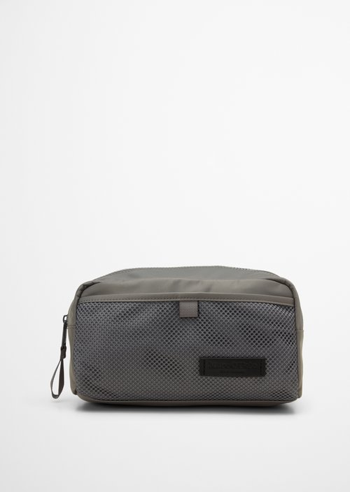 Model Peter Toiletry Bag — Graphite Dust
