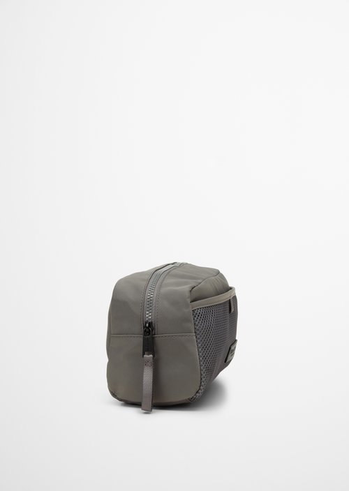 Model Peter Toiletry Bag — Graphite Dust