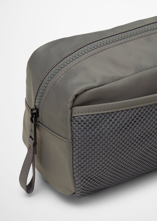Model Peter Toiletry Bag — Graphite Dust
