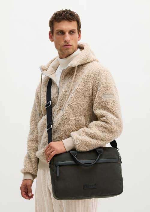 Canvas-Businessbag Model Maro Wooden Earth getragen am Model