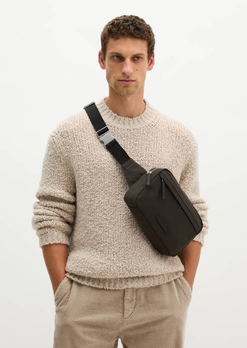 Bauchtasche Model Mino Wooden Earth getragen am Model