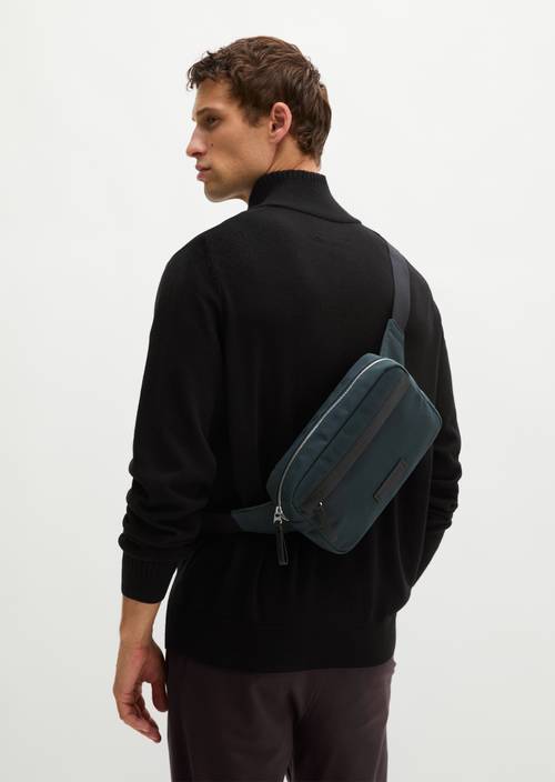 Bauchtasche Model Mino Peppercorn Grey getragen am Model