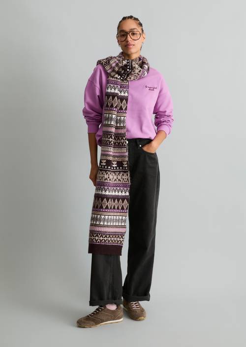 Écharpe en maille jacquard Medium Brown porté sur le mannequin