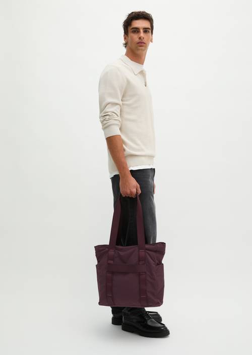 Sac cabas modèle Loritz Deep Mulberry porté sur le mannequin