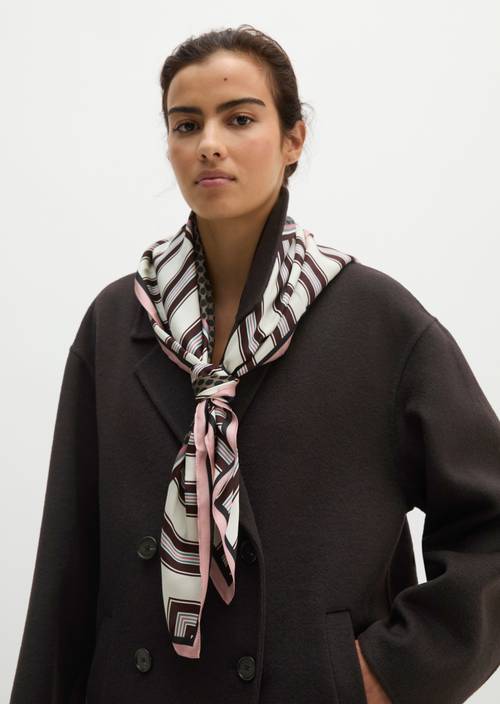 Satijnen sjaal Medium Pink porté sur le mannequin
