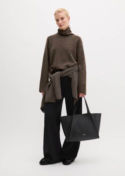 Biana Tote Bag Black worn on model