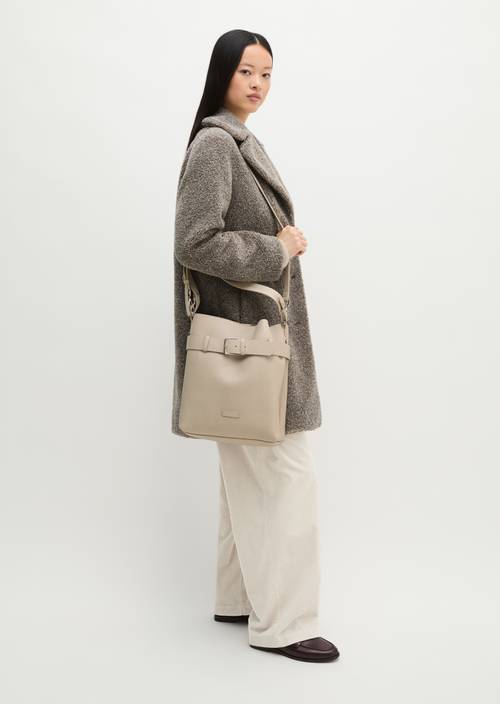 Hobo Bag Model Brinja medium Natural getragen am Model