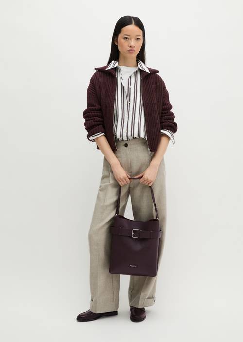 Hobo-tas, model Brinja medium Black Cherry gedragen door model