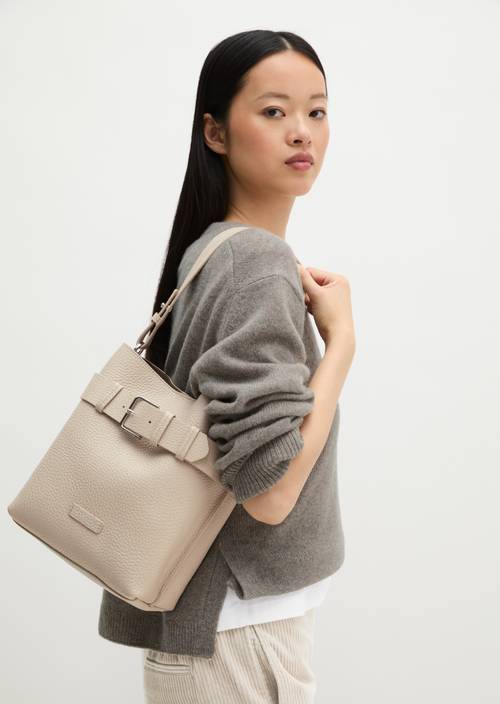 Sac Hobo modèle Brinni petit format Natural porté sur le mannequin